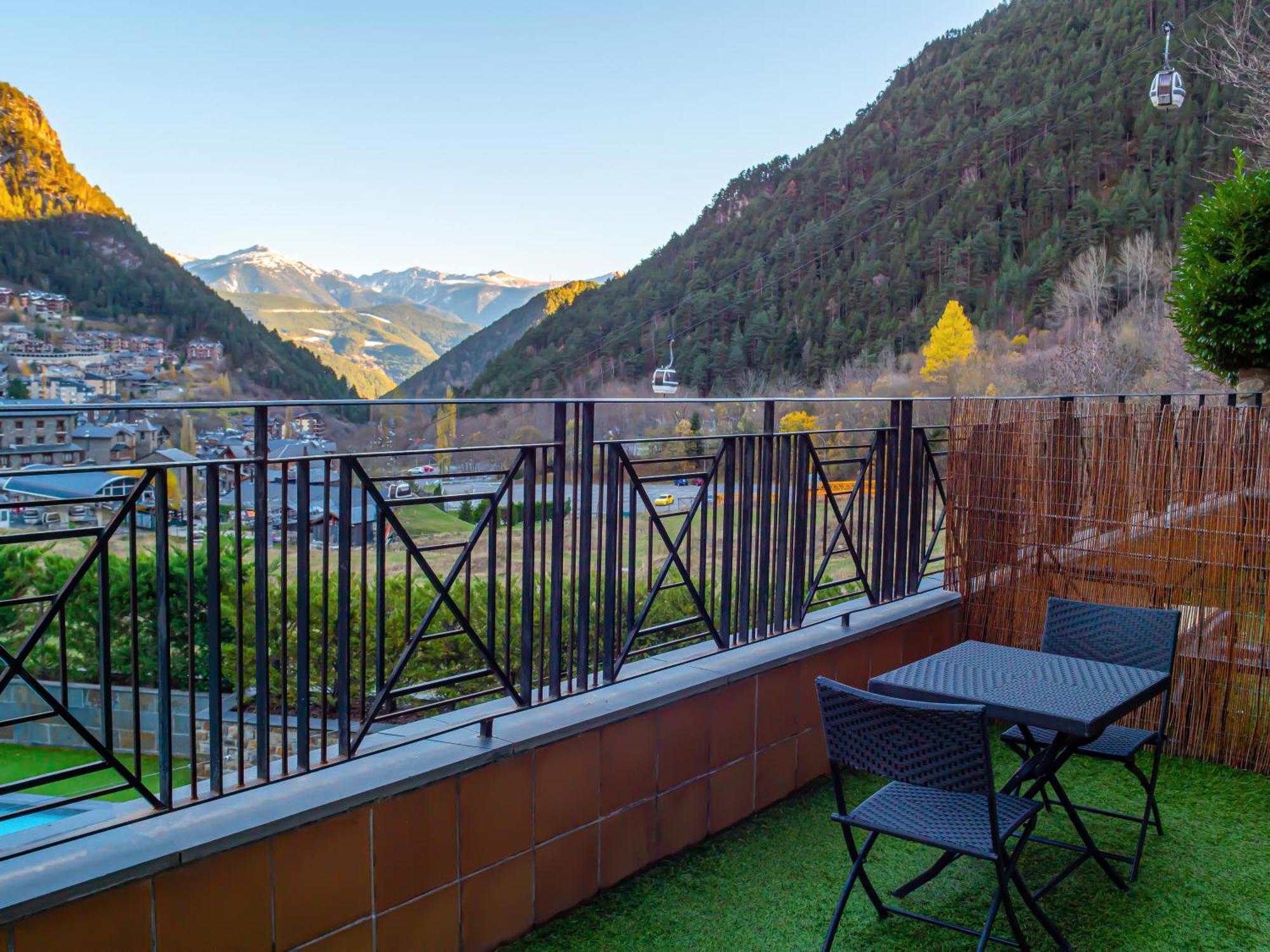 Hotel Princesa Parc Excellence Arinsal Kültér fotó A balcony in the Swiss Alps