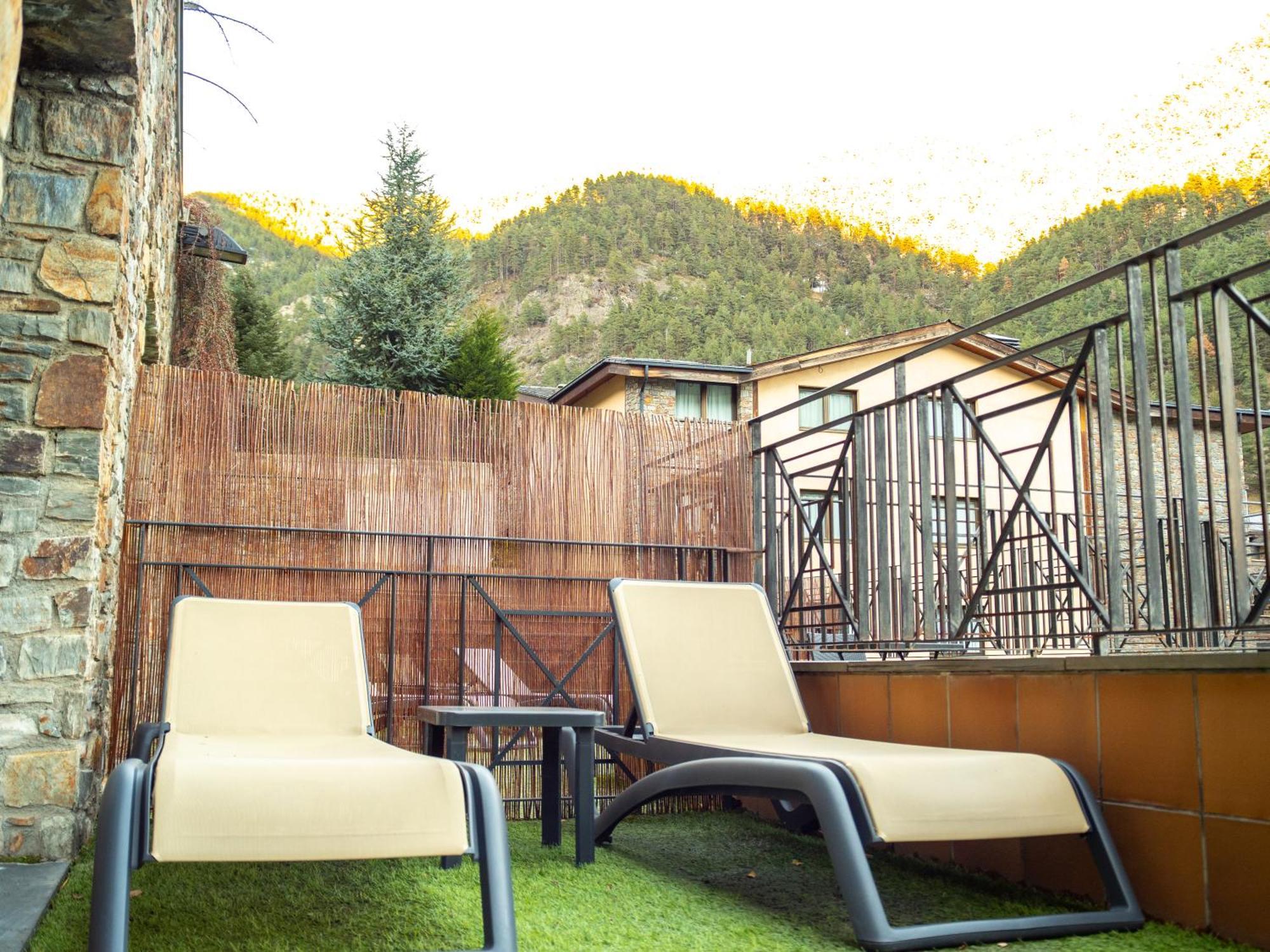 Hotel Princesa Parc Excellence Arinsal Kültér fotó A balcony in the Alps