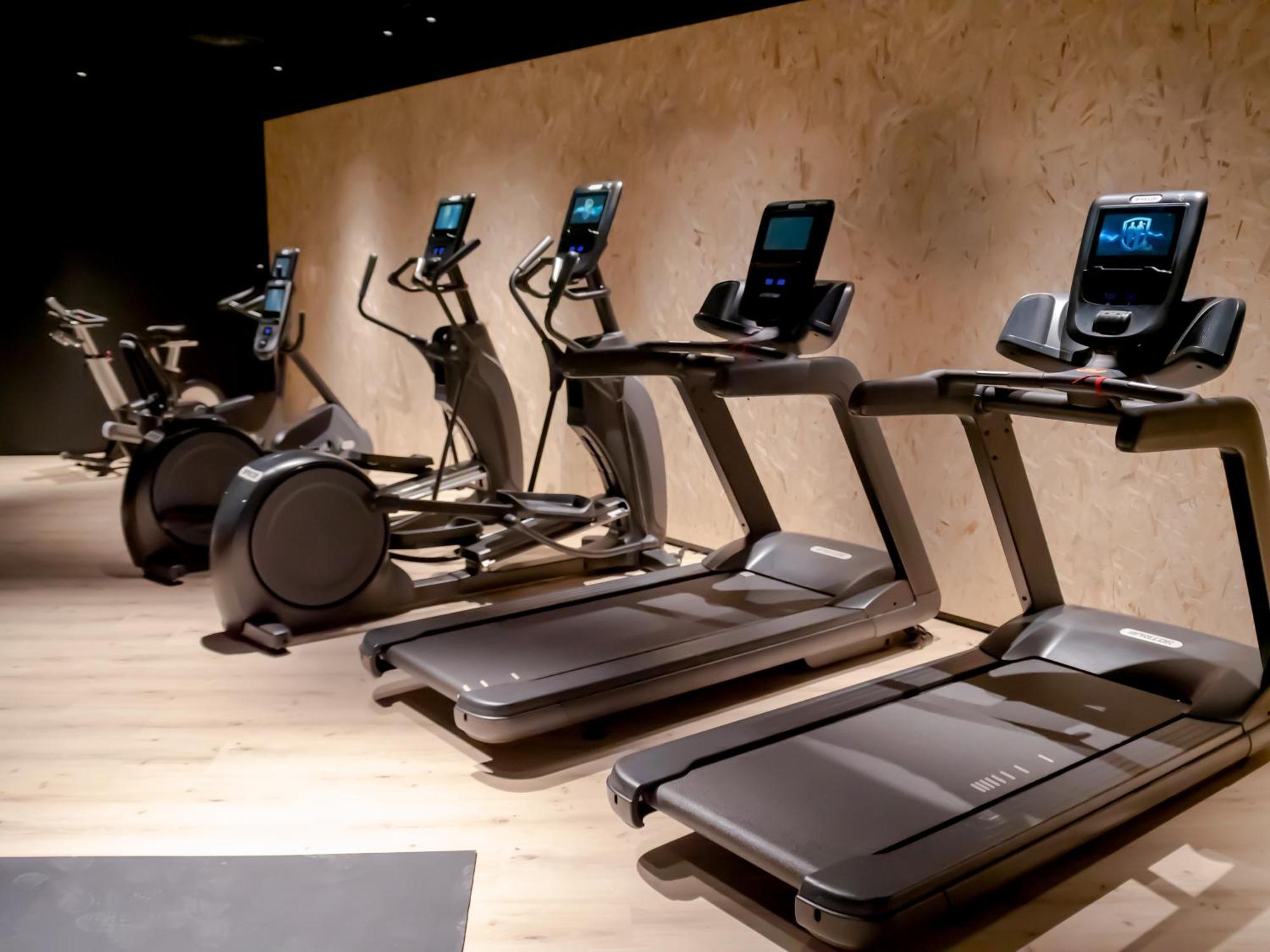 Hotel Princesa Parc Excellence Arinsal Kültér fotó A selection of cardio machines