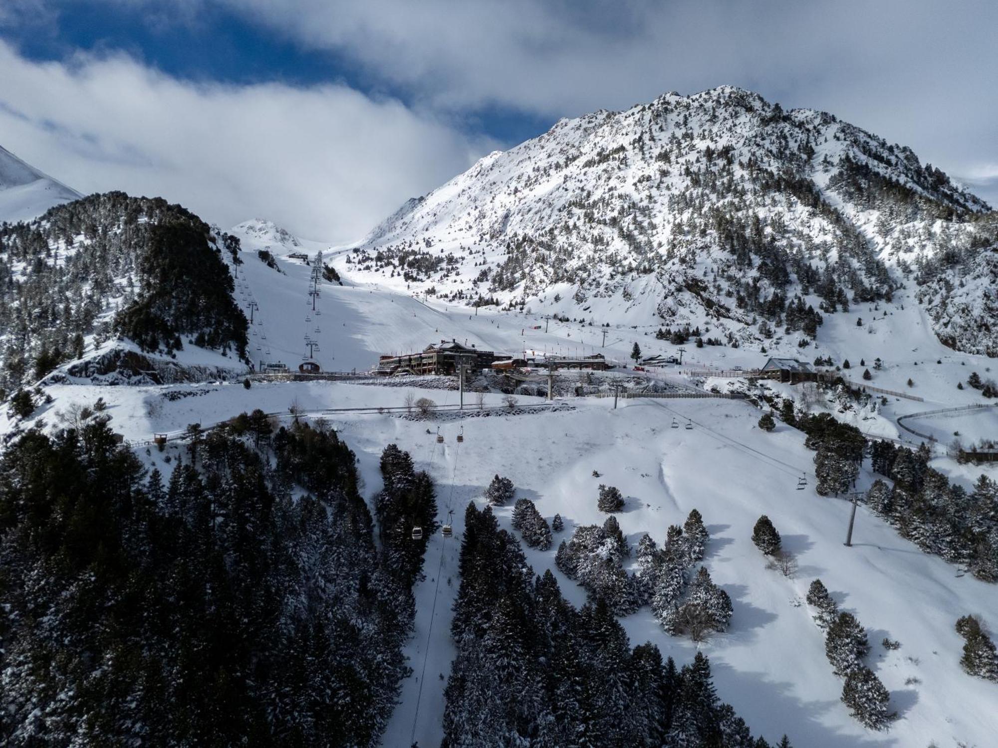 Hotel Princesa Parc Excellence Arinsal Kültér fotó Aerial view of the station